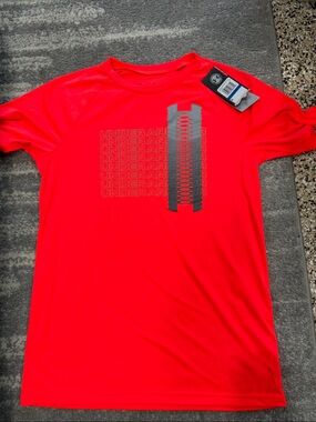 Boys under Armour tee